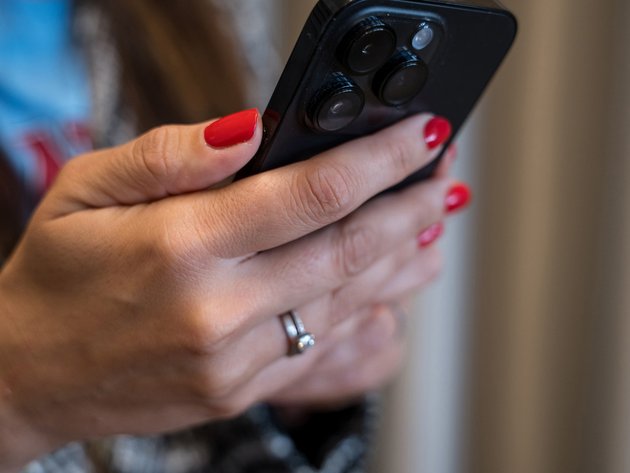 Frau hält Smartphone in der Hand