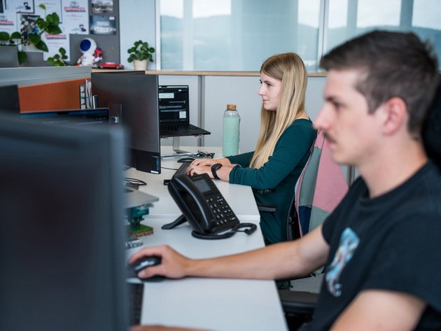SIWA Techniker bei der Arbeit vorm Computer