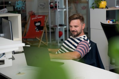 SIWA Infrastruktur Developer bei der Arbeit am Laptop