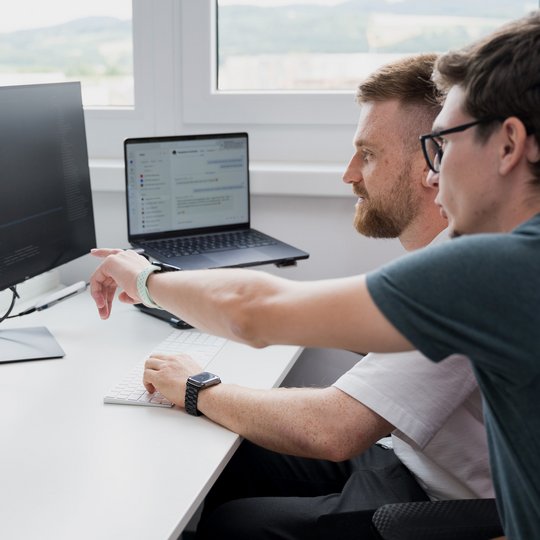 Zwei Entwickler analysieren am Bildschirm den Programmcode zu einer kritischen PHP-Sicherheitslücke