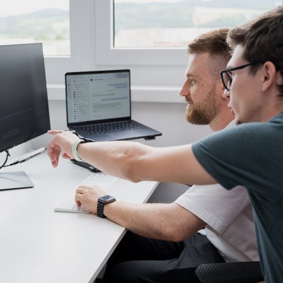 Zwei Entwickler analysieren am Bildschirm den Programmcode zu einer kritischen PHP-Sicherheitslücke