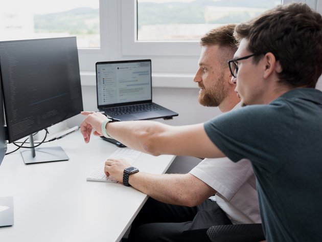 Zwei Entwickler analysieren am Bildschirm den Programmcode zu einer kritischen PHP-Sicherheitslücke