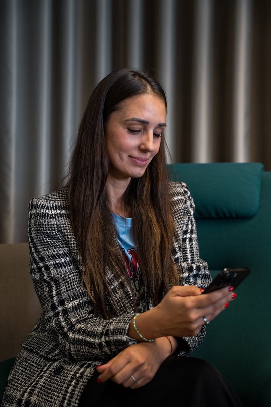 SIWA Mitarbeiterin mit Smartphone 