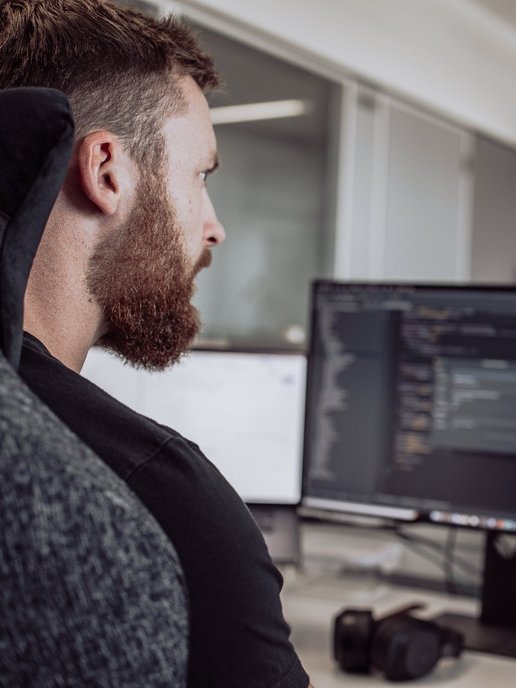 SIWA Entwickler bei der Arbeit vorm Computer