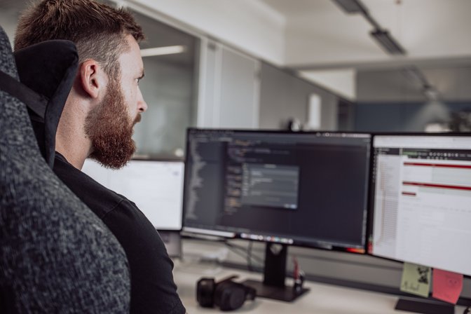 SIWA Pimcore Specialist bei der Arbeit am Computer