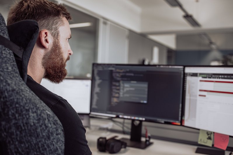 SIWA Pimcore Specialist bei der Arbeit am Computer