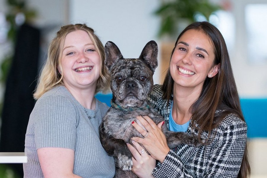 SIWA CISO und Marketing Mitarbeiterin mit Bulldogge