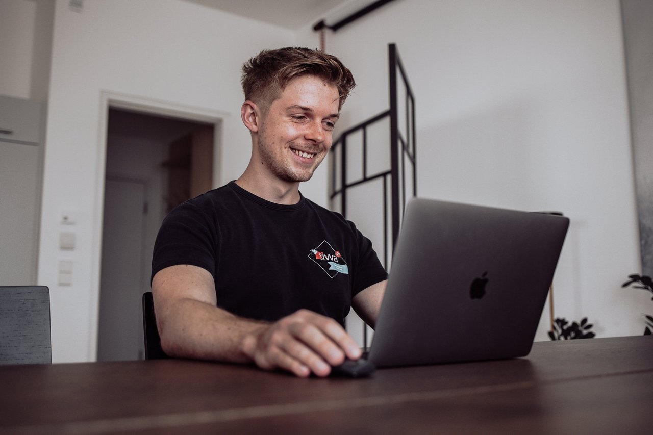 SIWA Odoo Experte bei der Arbeit am Laptop