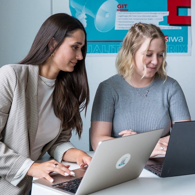 SIWA Projektmanagerinnen bei der Projektbesprechung für Unternehmens KI