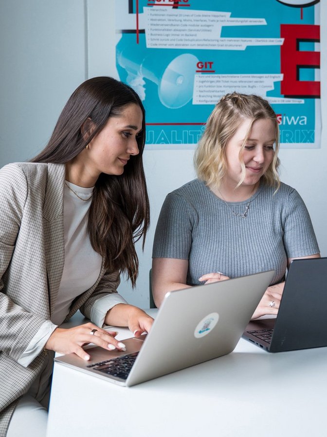 SIWA Projektmanagerinnen bei der Projektbesprechung für Unternehmens KI