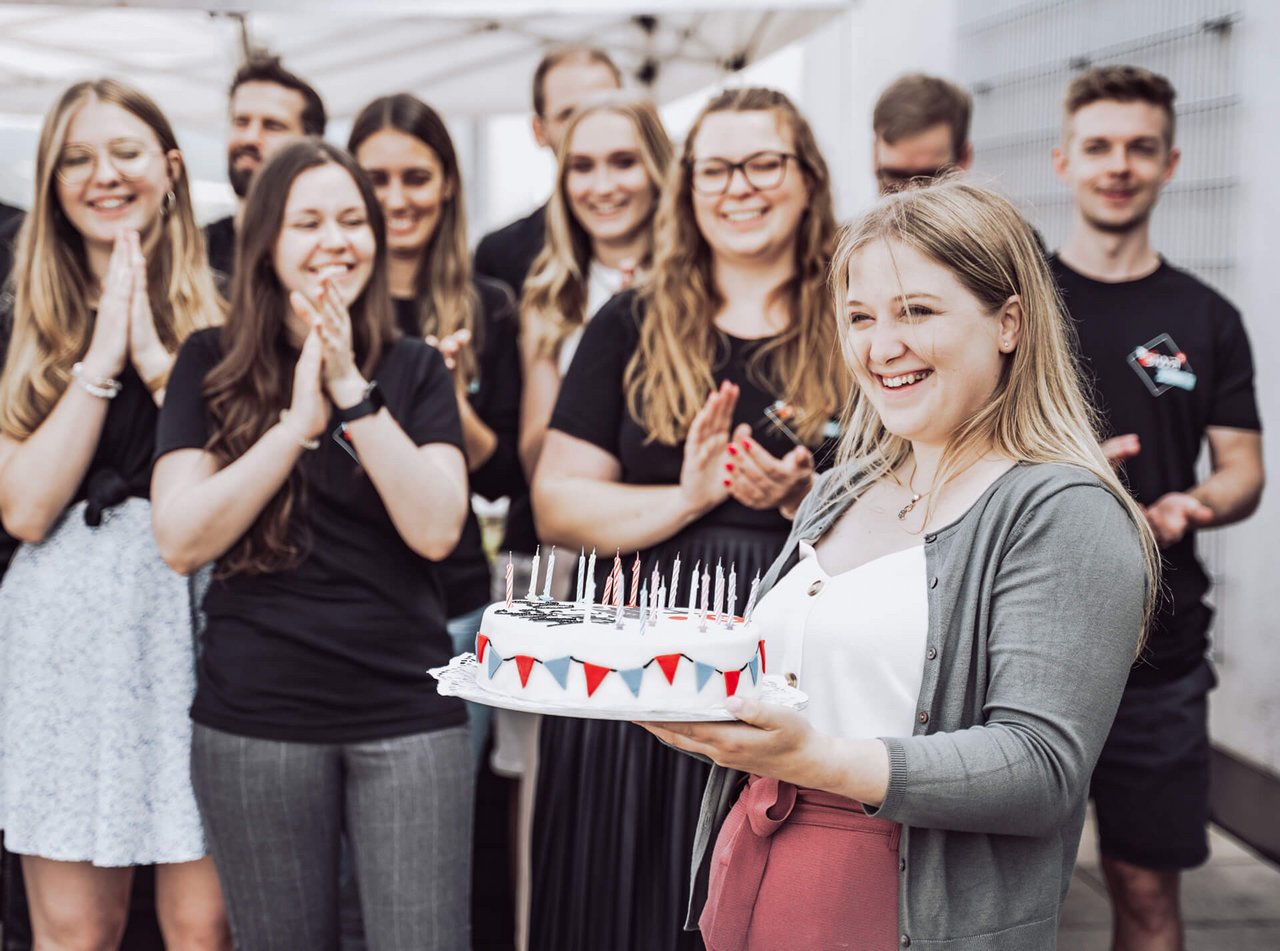 Mitarbeiter mit Kuchen