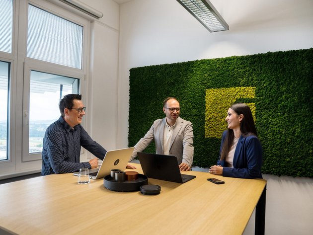 SIWA Geschäftsführer, Head of Sales und Head of Projects stehen um den Besprechungstisch