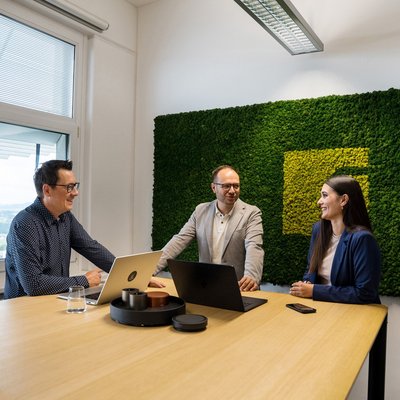SIWA Geschäftsführer, Head of Sales und Head of Projects stehen um den Besprechungstisch