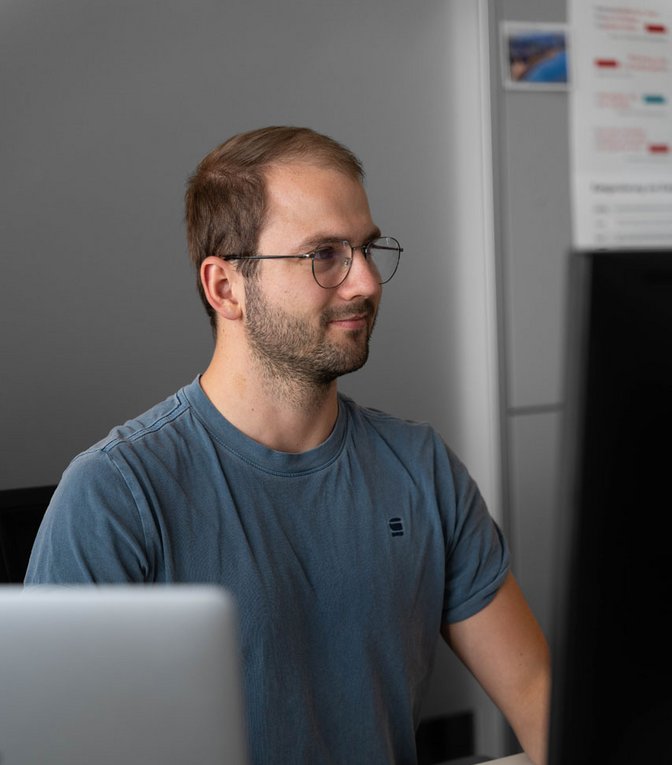 SIWA Entwickler bie der Arbeit vorm Laptop