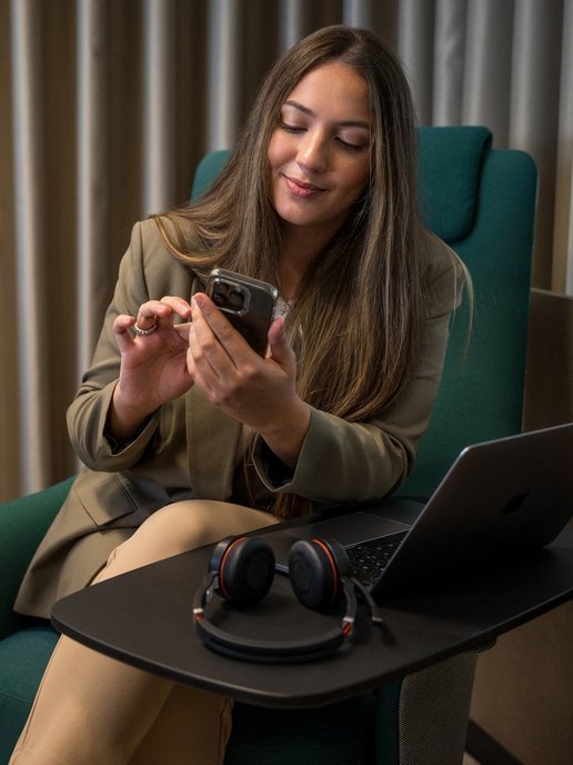 SIWA Mitarbeiterin mit Smartphone in der Hand