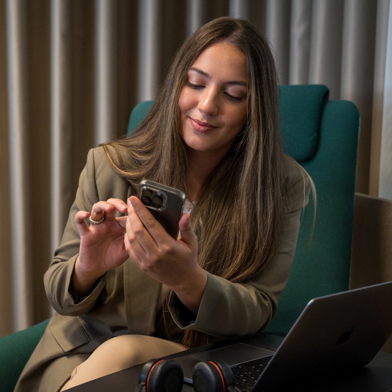 SIWA Mitarbeiterin mit Smartphone in der Hand