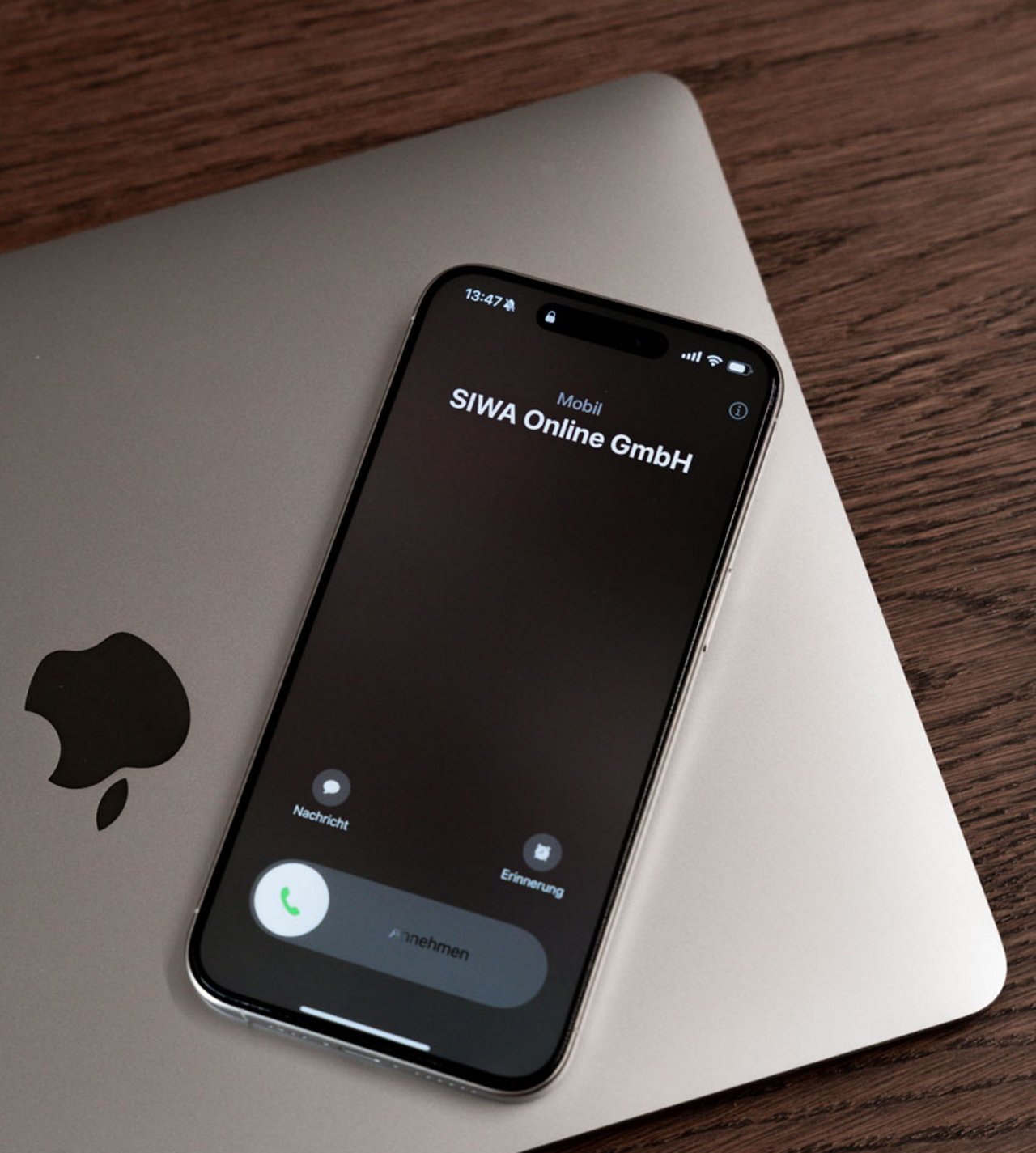 Laptop und Handy mit SIWA als Anrufer