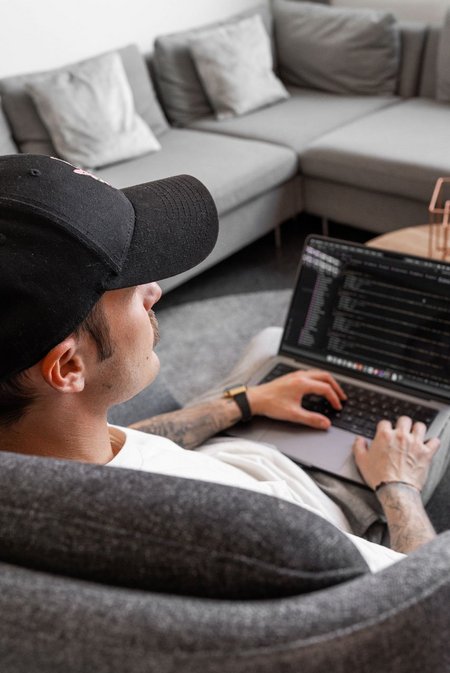 SIWA Developer bei der Arbeit vorm Laptop