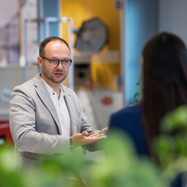 Head of Sales Benjamin im Beratungsgespräch