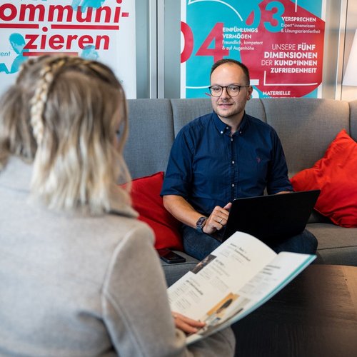 Beatrice, CISO und Project Success Managerin und Benjamin Head of Sales bei SIWA bei der Konzeption