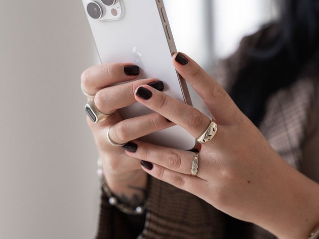 Frau mit Smartphone in der Hand. 