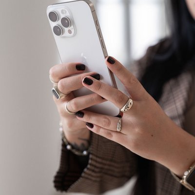 Frau mit Smartphone in der Hand. 