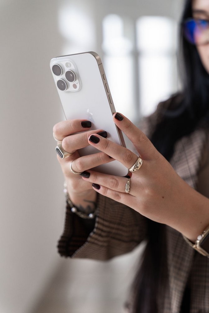 SIWA Mitarbeiterin mit Smartphone in der Hand