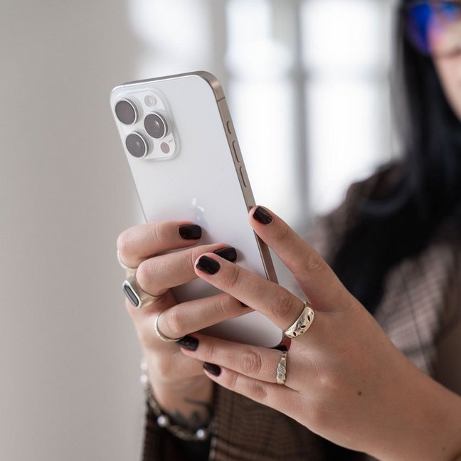 SIWA Mitarbeiterin mit Smartphone