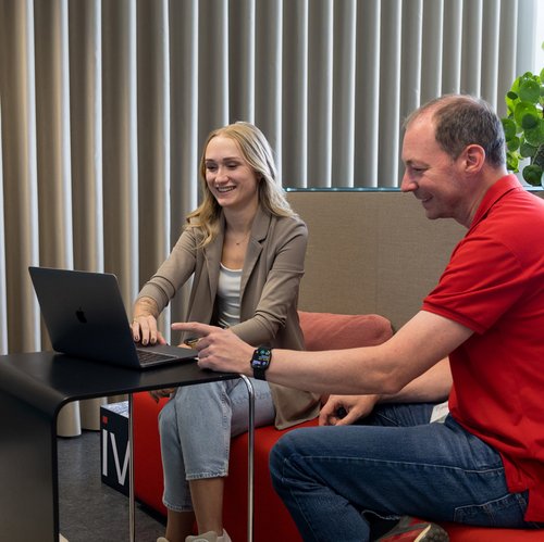 SIWA Geschäftsführer Jochen Landvoigt und Projekt Success Managerin bei der Arbeit mit unserer Unternehmens KI - SIWA deine Digitalagentur