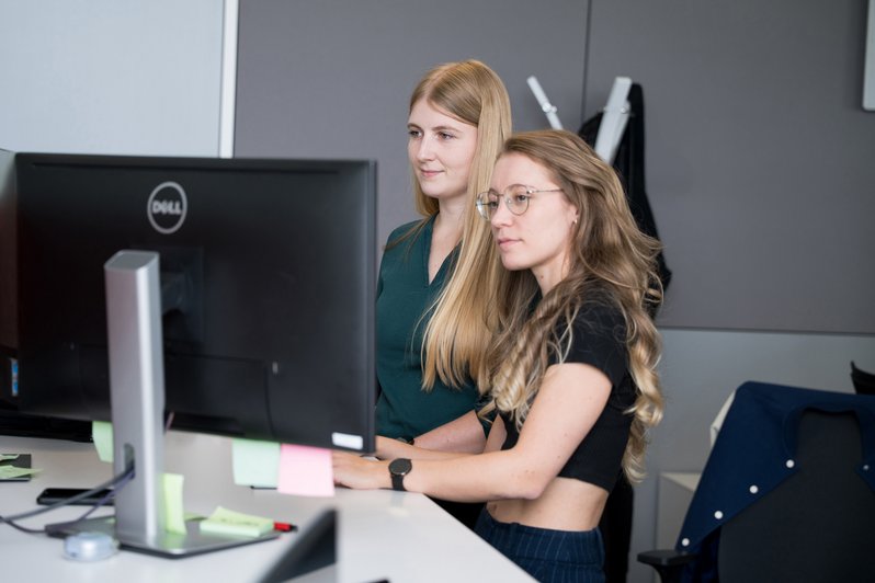SIWA Entwicklerinnen vor dem Computer