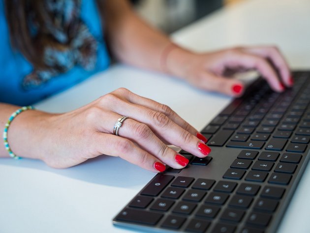 Hände auf einer Tastatur 