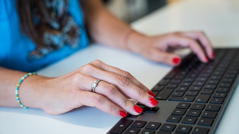 PHP Sicherheitslücke: Hände auf einer Tastatur beim Umsetzen der Schutzmaßnahmen