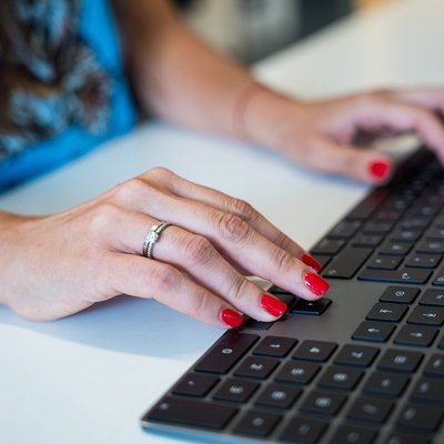 Hände auf einer Tastatur 