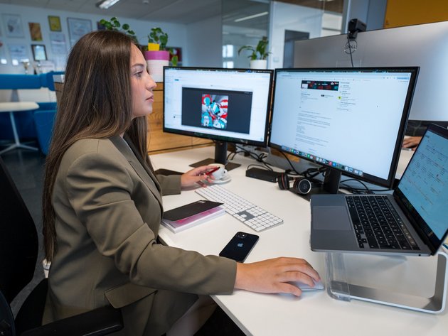 SIWA Marketing Mitarbeiterin bei der Arbeit vorm Bildschirm