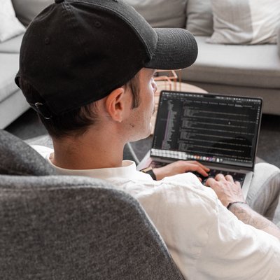 SIWA Entwickler bei der Arbeit vorm Laptop