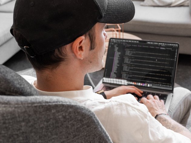 SIWA Entwickler bei der Arbeit vorm Laptop