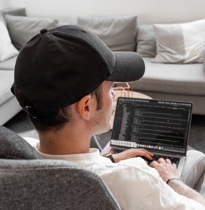 SIWA Entwickler bei der Arbeit am Laptop