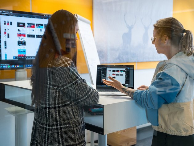 SIWA Marketing und Design Team bei der Arbeit vorm Laptop