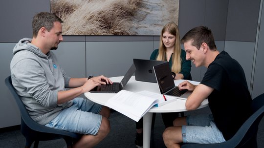 SIWA Team beim Arbeiten am runden Tisch