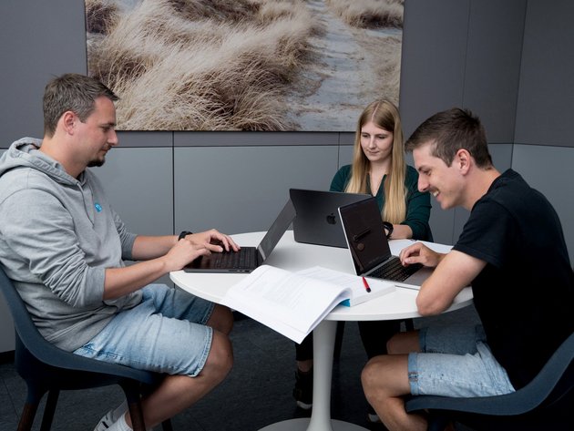 SIWA Developer Team bei der gemeinsamen Arbeit am runden Tisch