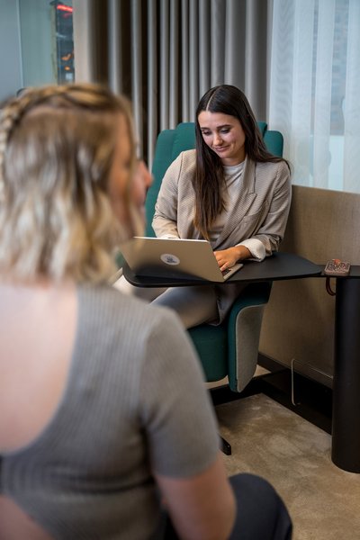 SIWA Personalmanagement Software, Mitarbeiterinnen im Gespräch