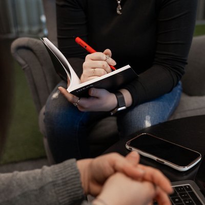 Checkliste im Notizbuch wird abhakt