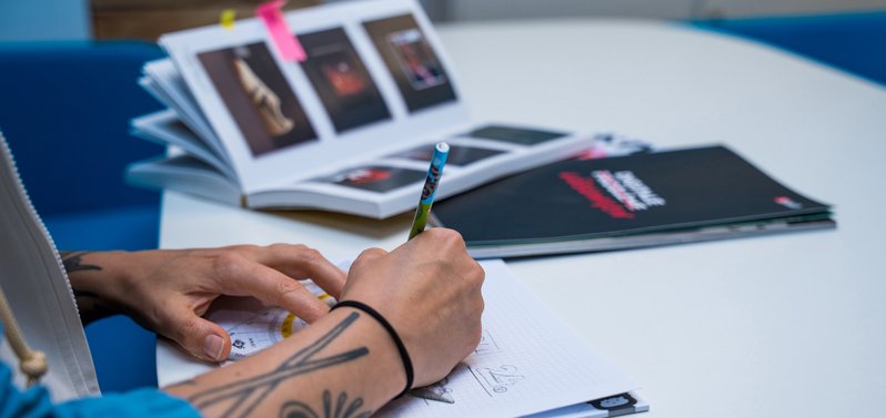 Hände der SIWA Webdesignerin beim Zeichnen eines Entwurfs