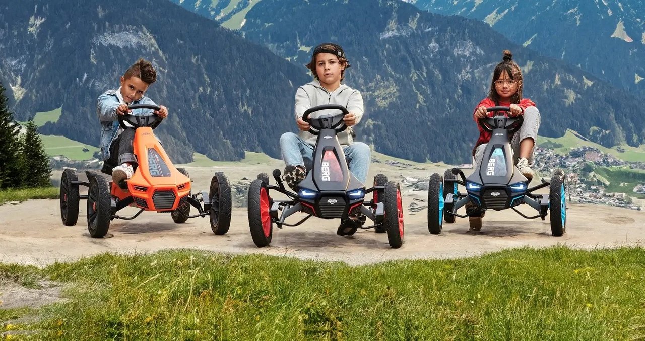 Kinder fahren Go Kart