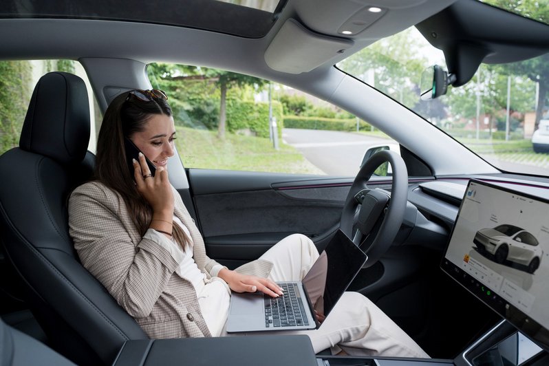 SIWA Head of Projects telefoniert im stehenden Auto
