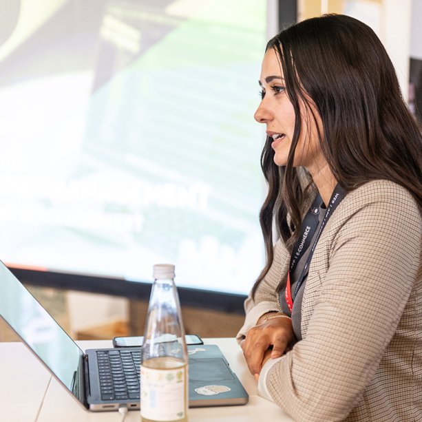 Vanessa – SIWA Projektmanagerin bei einem Vortrag beim SIWA Digi Café
