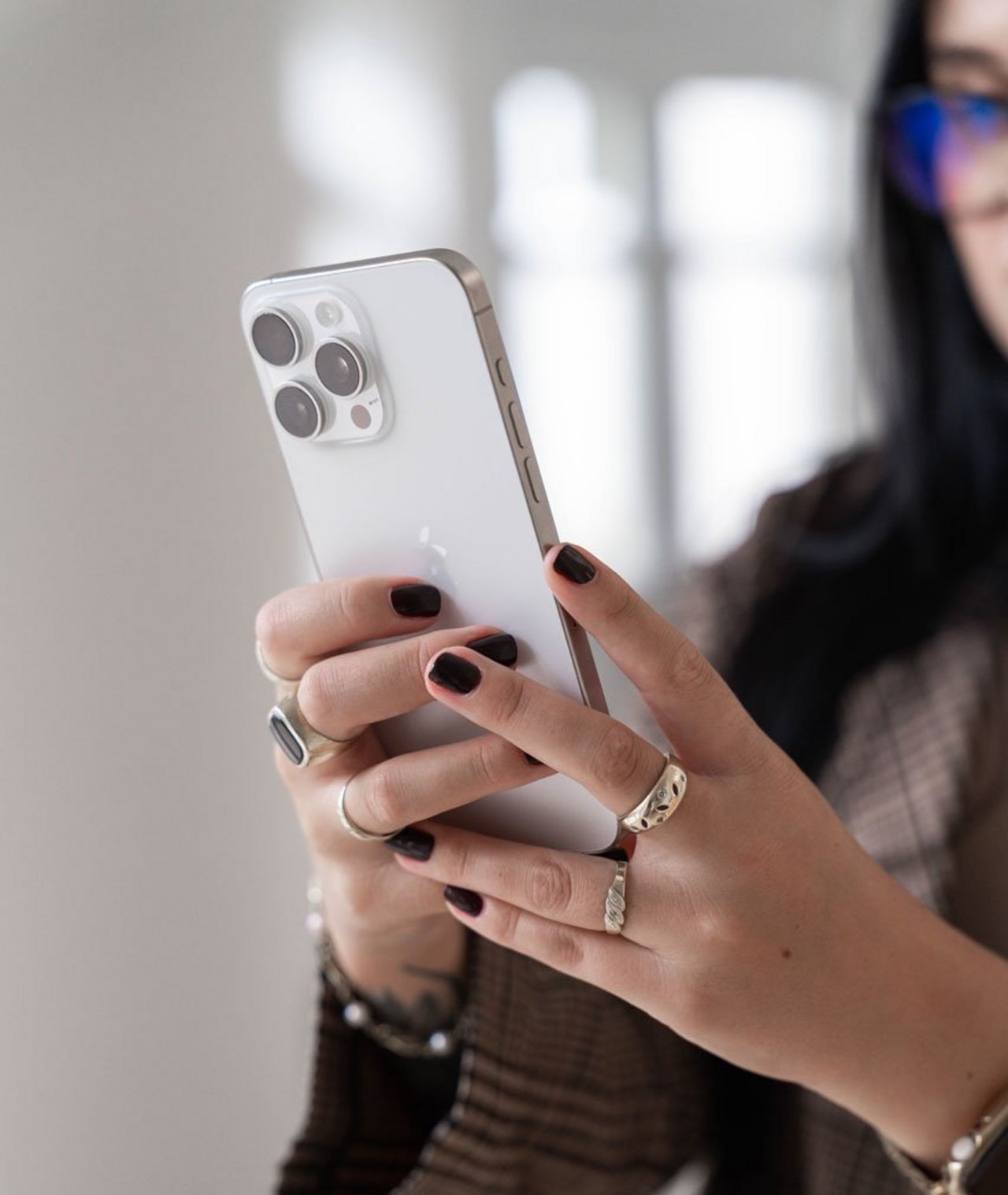 SIWA Mitarbeiterin mit Smartphone