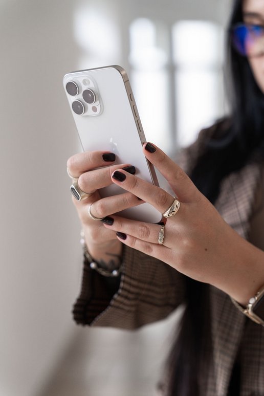 SIWA Mitarbeiterin mit Smartphone in der Hand