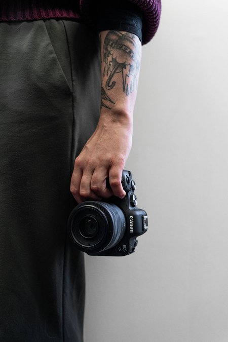 Content Creation mit SIWA – Hand mit Kamera