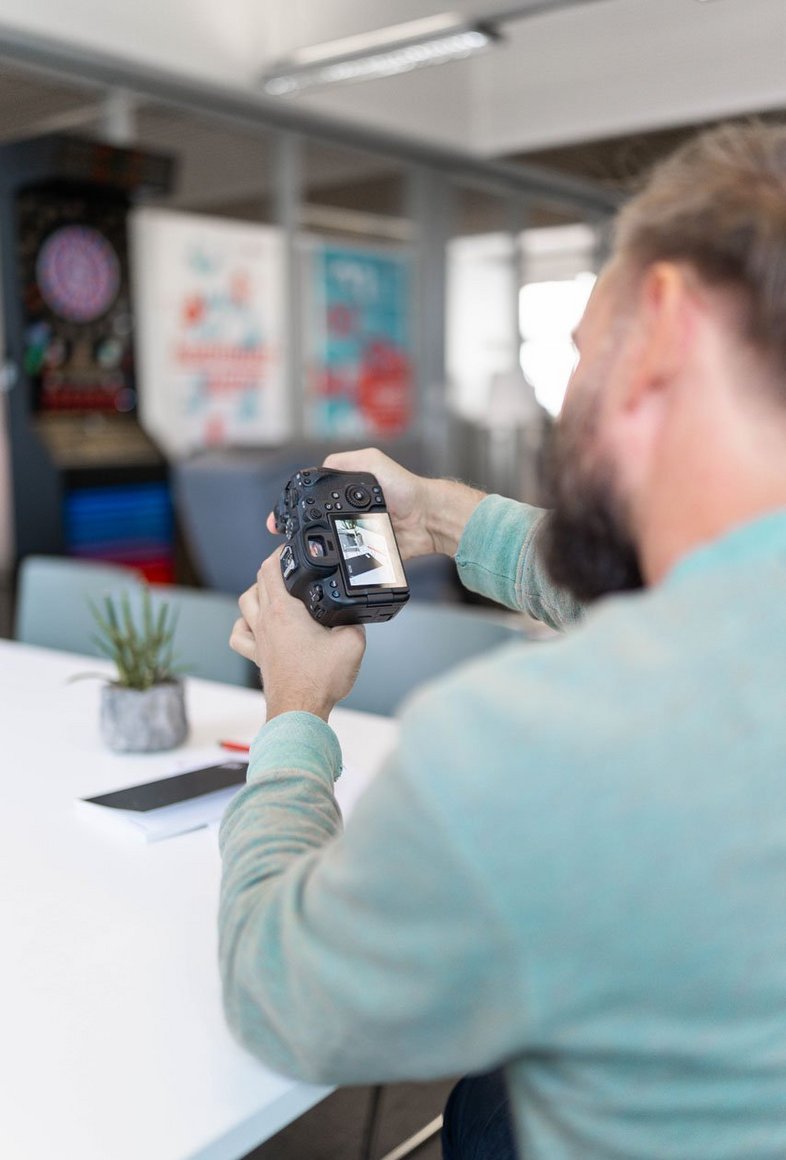 Content Creation mit SIWA – SIWA Mitarbeiter mit Kamera beim Fotografieren